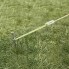 Teltspændetov sæt – 4 neon grønne linjer, der lyser i mørket med metal spændingsanordninger – sidevinkel.