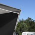 Detailaanzicht van een telescopische aluminium tentstok – verstelbaar van 93-230 cm in zwart en wit.