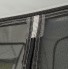 Detaljvy av sidovägg med flugskärm för uppblåsbar paviljong – svart och vit polyester med dragkedja och förstärkta sömmar.